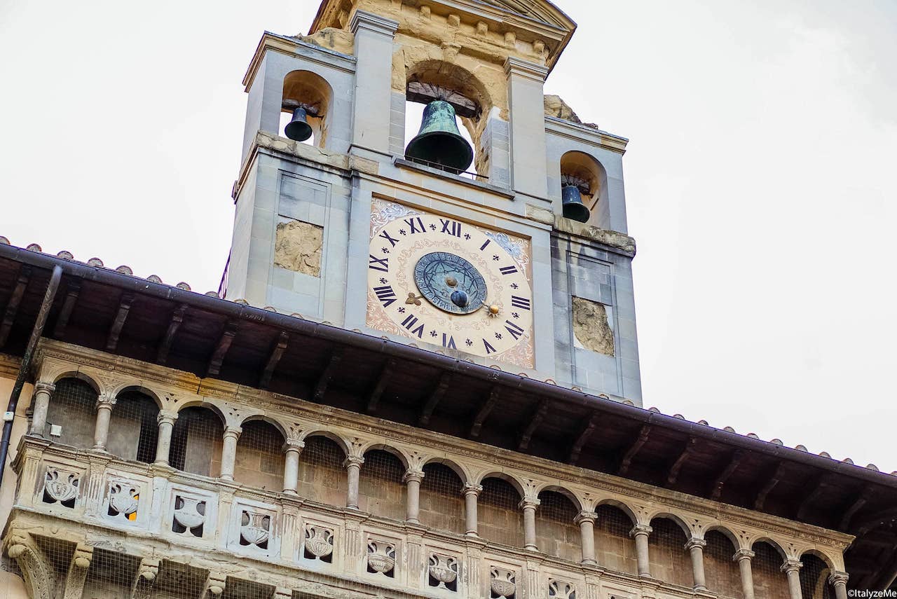 Il suggestivo orologio astronomico sulla torre della Fraternita dei Laici di Arezzo