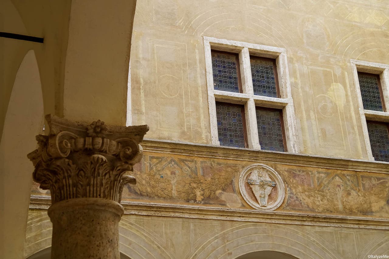 Pienza, il cortile interno del Palazzo Piccolomini, dal quale si accede ai giardini pensili