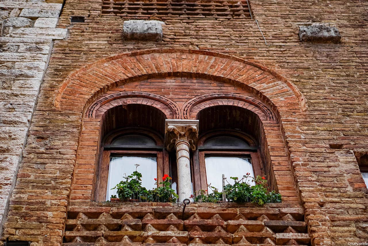 La finestra di un palazzo di Piazza della Cisterna, affacciata proprio sopra la Lunetta del vecchio Olmo