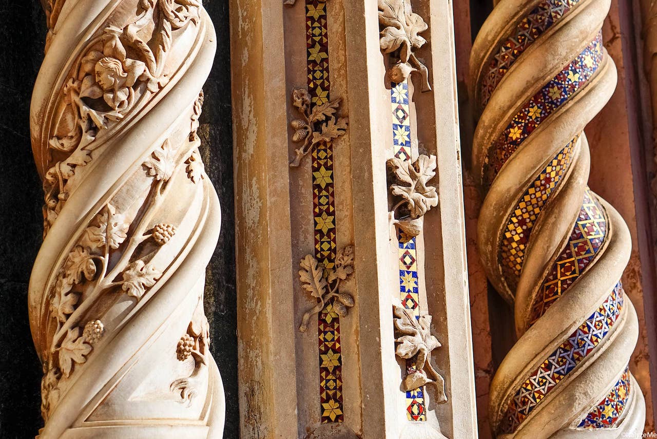 La decorazione delle colonne del Duomo di Orvieto, a base di foglie di quercia, ghiande ma anche tralci di vite e grappoli