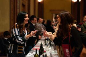 Ragazze che brindano a Wine&Siena 2019